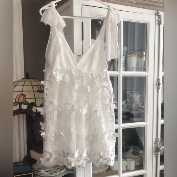 Dresses & Skirts - White Floral Appliqué Dress, M